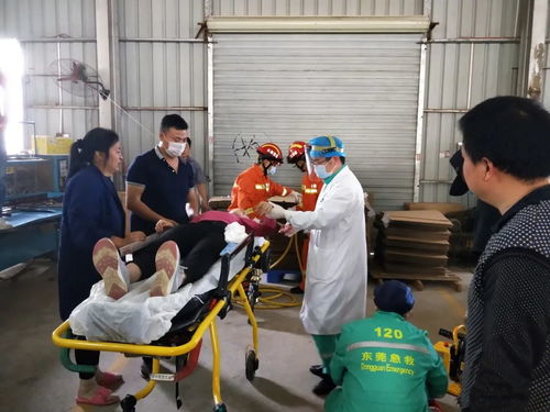 東莞工廠女員工手臂被機(jī)器卡住，消防救援緊急出動(dòng)